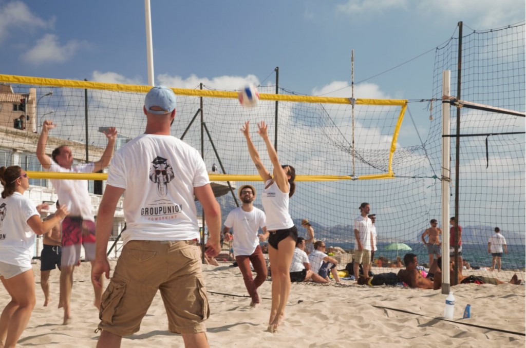 Le traditionnel beach volley de fin de Coworking Week. Crédit photo Elena Fosca.