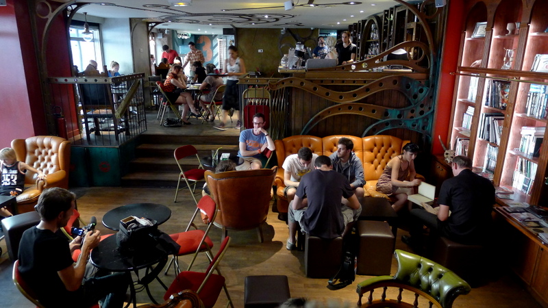 dernier-bar-avant-la-fin-du-monde - un café et du wifi